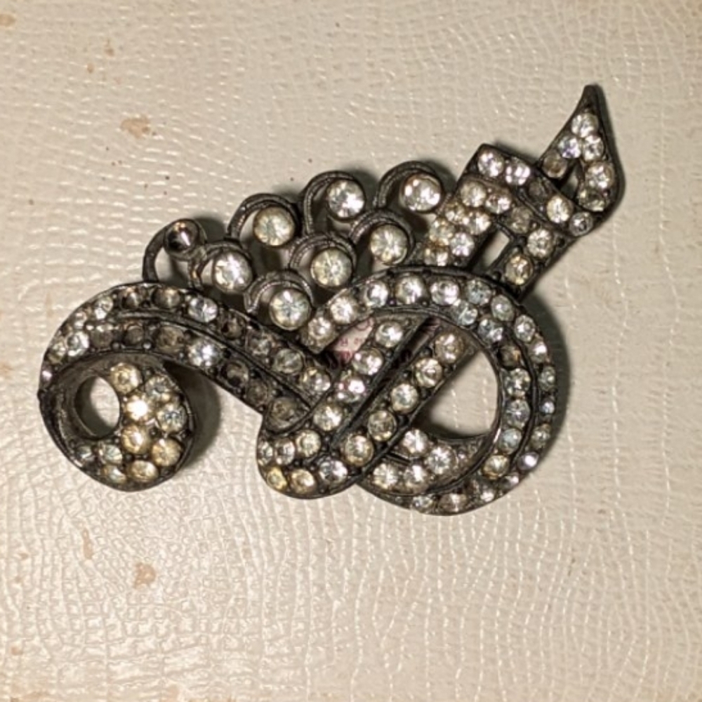 Elegant Silver Brooch with Rhinestone Accents